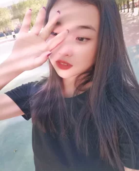 大学刚毕业的学生妹