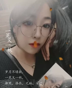 体验眼镜小少妇