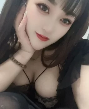 翘臀大波小姐姐