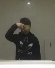 非常听话的一个小男孩儿。